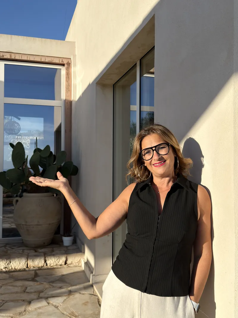 Oriana ti dà il benvenuto davanti a Villa Antica Aia