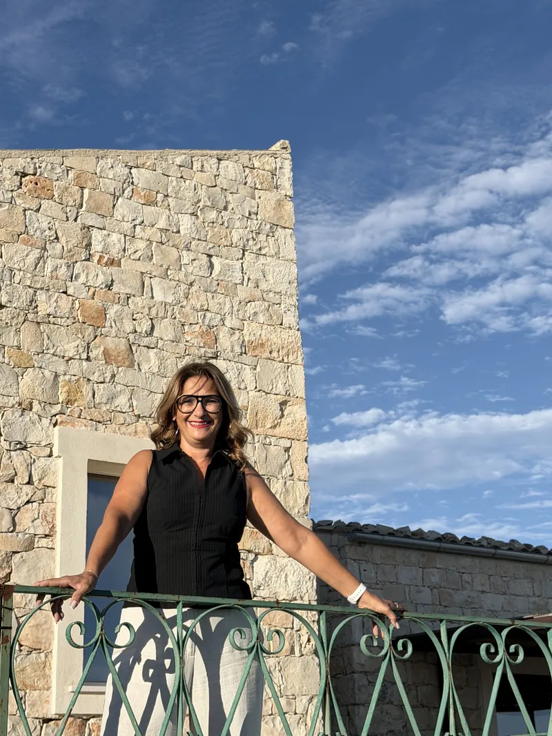 Oriana sul balcone di pietra di Villa Antica Aia